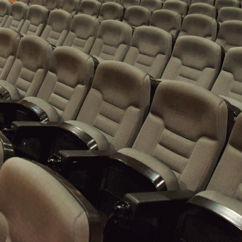 Retapizado de butacas en una sala de teatro o cine